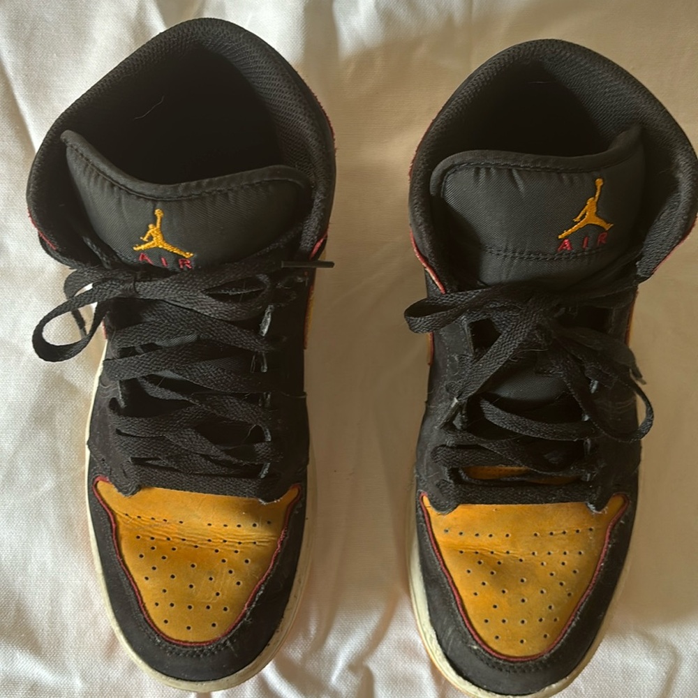 Nike Air Jordan 1 Mid SE Size 8 Men’s. Orange and black. Worn but great cond!